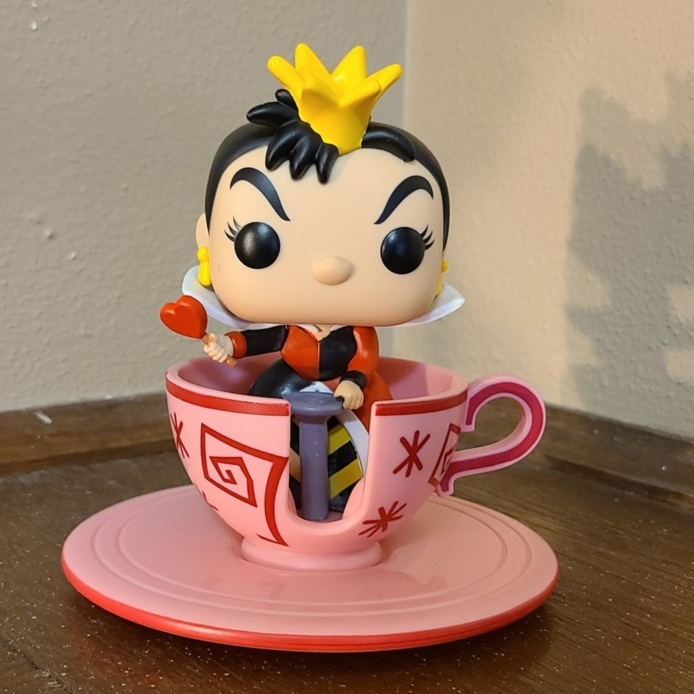 Funko Pop - Disney - #1107 - Queen of Hearts at Mad Tea Party Attraction